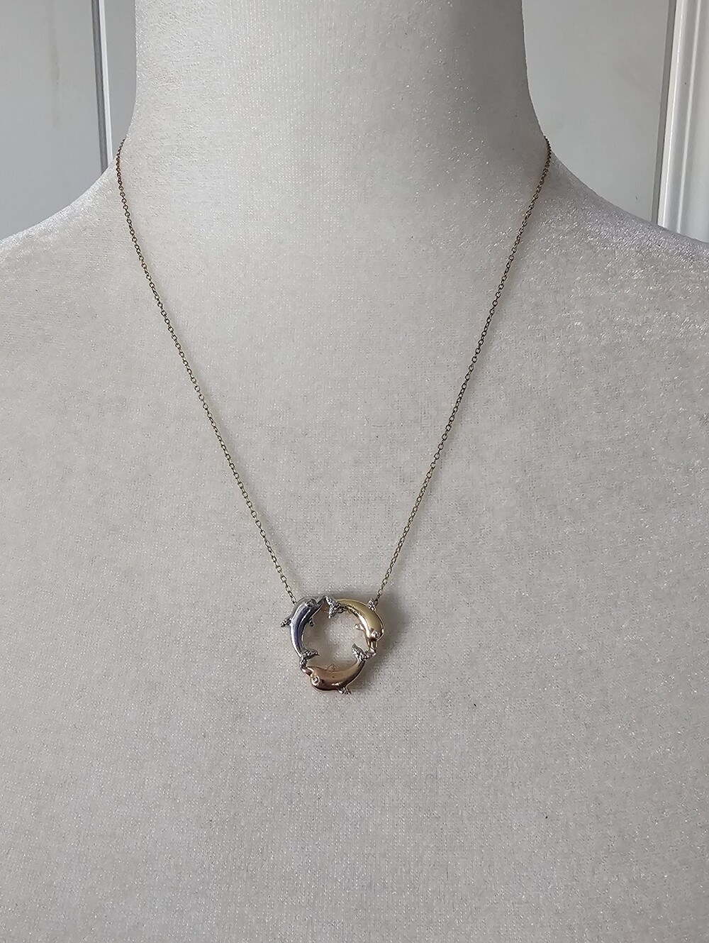 Vintage 925 Sterling Silver Tri-Tone Triple Dolphin Ring Circle Pendant Necklace